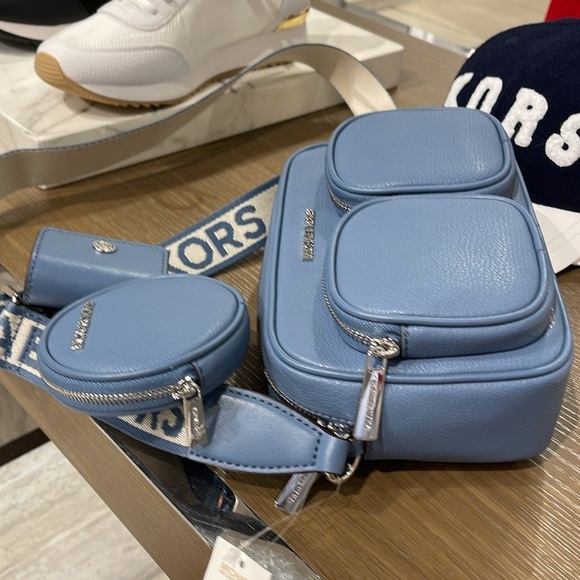 Michael Kors Jet Set Md Leather Crossbody Bag with Case for Apple Airpods Pro® - Picture 4 of 16